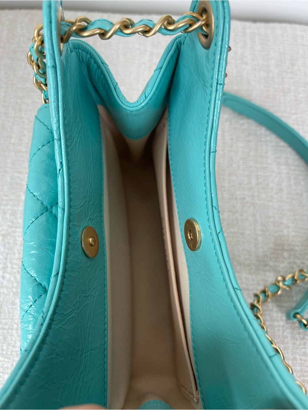Chanel Small Wavy Hobo Bag Classic Quilted Crumpled Calfskin Rare Turquoise - Picture 7 of 12